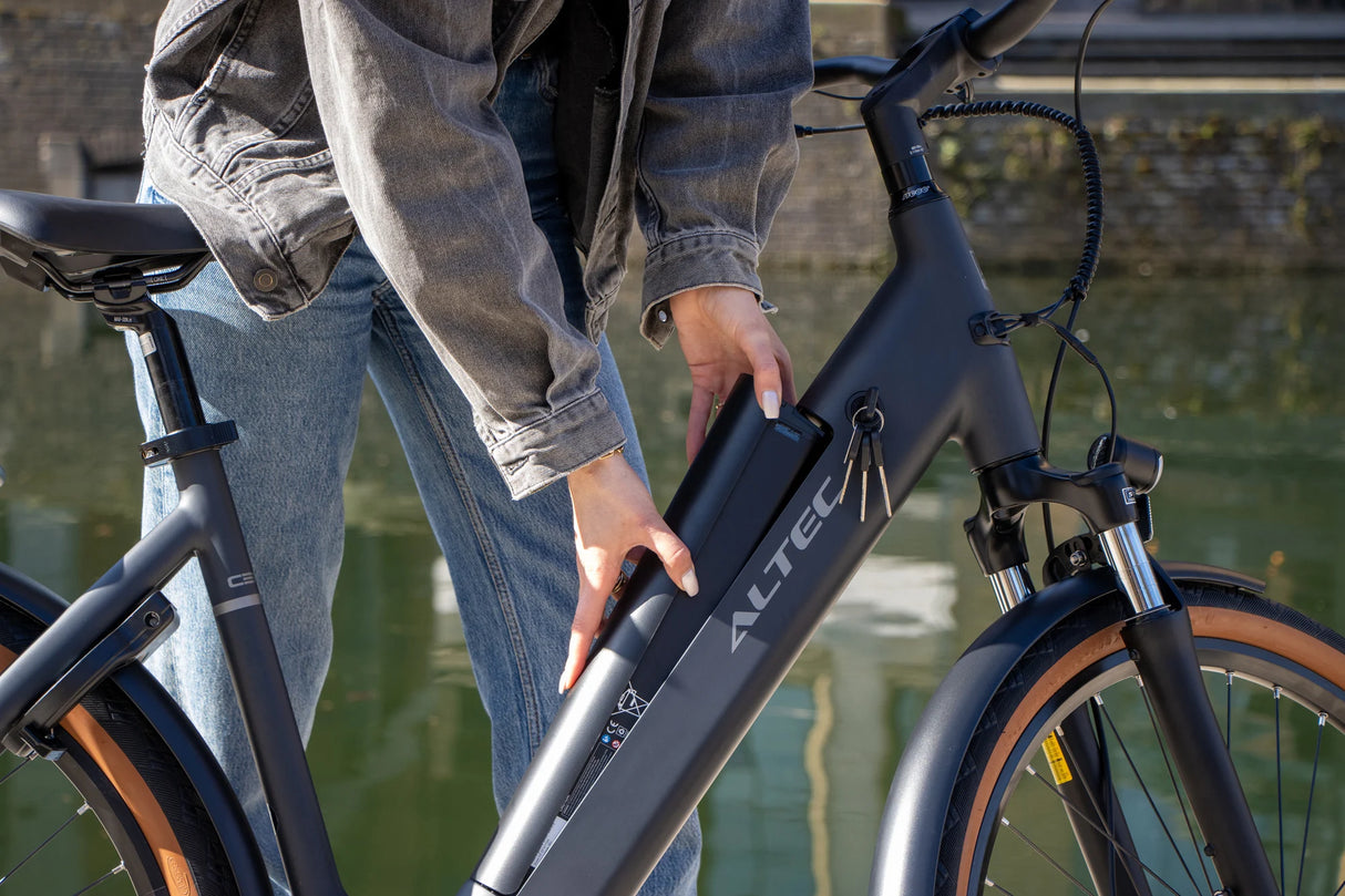 Altec Cento Elektrische Dames Fiets 28 inch Mat Zwart Intube Accu